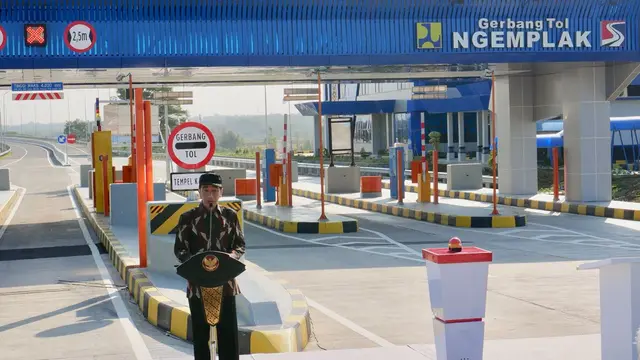 Presiden Jokowi meresmikan Jalan Tol Solo-Ngawi segmen Kartasura-Sragen pada Minggu (15/7/2018). (Foto: Kementeriaan BUMN)