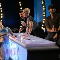 Katy Perry bikin heboh di audisi American Idol Ia mencium Benjamin Glaze yang sama sekali belum pernah pacaran dan mencium wanita. (People)