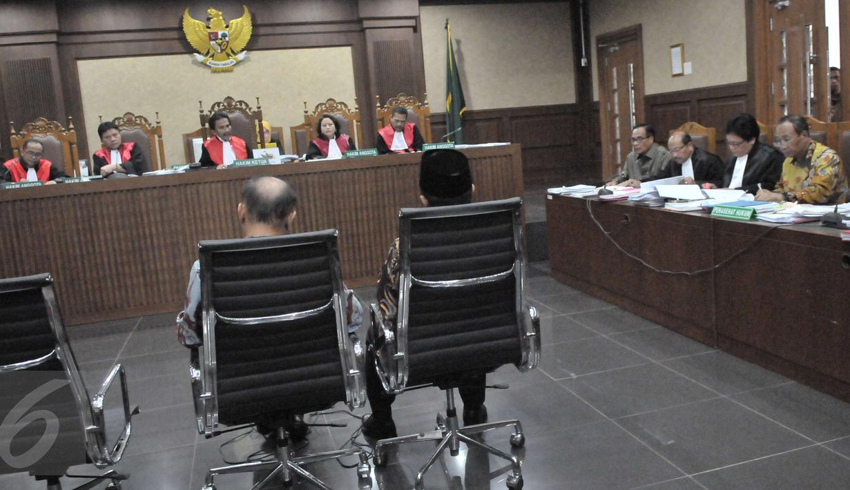 Ade Komarudin saat memberi kesaksian di sidang lanjutan sidang perkara korupsi e-KTP, di Gedung Tipikor, Jakarta, Kamis (6/4). Dalam kesempatan itu Akom mengaku tak tahu sama sekali perihal proyek pengadaan e-KTP. (Liputan6.com/Helmi Afandi)