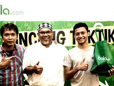 Editor Bola.com, Ario Yosia bersama Pelatih Borneo FC U-21, Iwan Setiawan dan Analis Taktik Kick Off, Noval Azis, usai menjadi pembicara pada diskusi Bincang Taktik di Kantor Bola.com, Jakarta, Rabu (16/11/2016). (Bola.com/Vitalis Yogi Trisna)