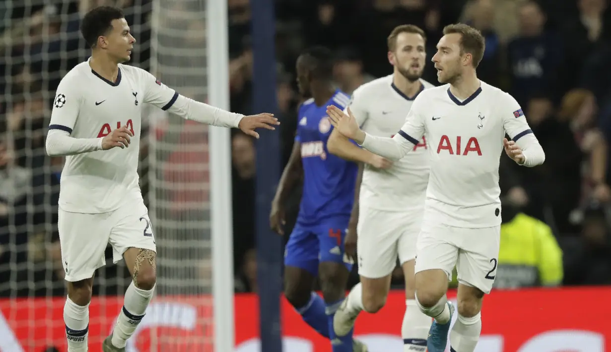Gelandang Tottenham Hotspur, Dele Alli berselebrasi dengan rekannya Christian Eriksen usai mencetak gol ke gawang Olympiakos pada pertandingan Grup B Liga Champions di Stadion Tottenham Hotspur di London utara (26/11/2019). Tottenham menang telak 4-2 atas Olympiakos. (AP Photo/Matt Dunham)