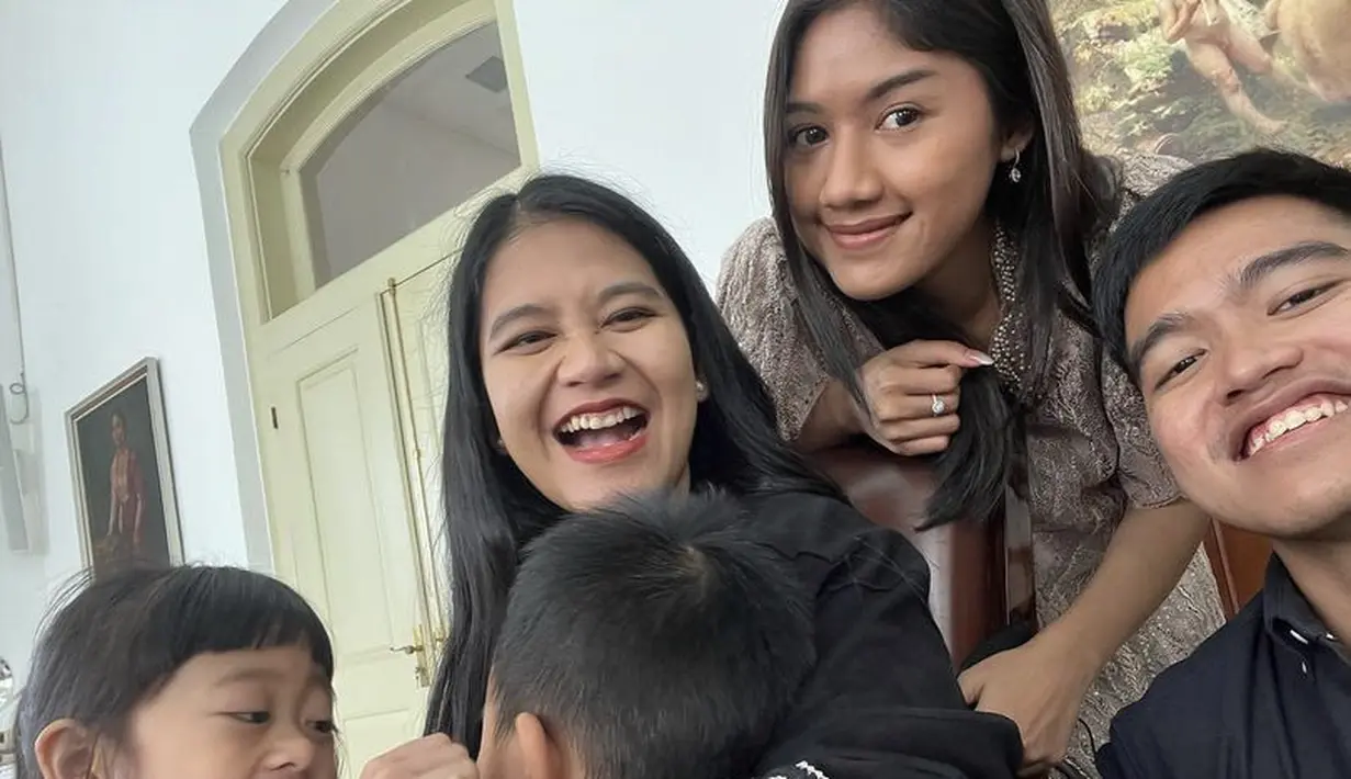 Bahkan sebelum Erina menjadi adik ipar. kahiyang pun membagikan potret kebersamaan. Tampak mereka pun tampil dengan pakaian santai. [@ayangkahiyang]