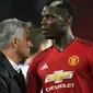 Pelatih Manchester United, Jose Mourinho bersalaman dengan gelandang Paul Pogba usai pertandingan melawan Tottenham Hotspur pada lanjutan Liga Inggris di Old Trafford, (27/8). MU kalah telak atas tottenham 3-0. (AFP Photo/Oli Scarff)