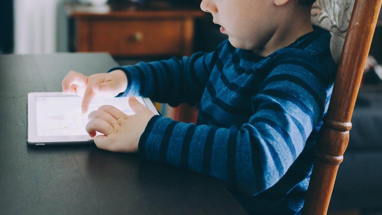 Ilustrasi Anak Main Gadget