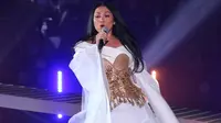 Anggun saat tampil di Konser Amal Satukan Nada Wujudkan Mimpi Anak Indonesia. (Adrian Putra/Fimela.com)