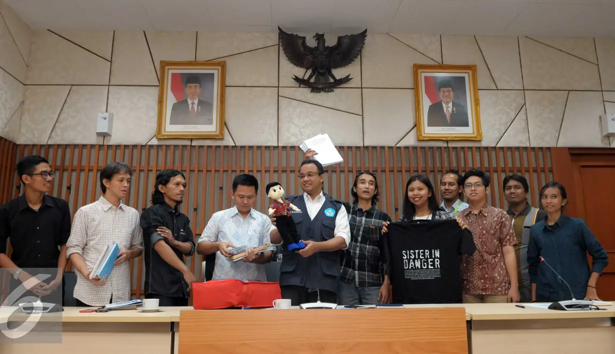Mendikbud, Anies Baswedan memperlihatkan boneka pemberian Perwakilan Masyarakat Sipil di Kemendikbud, Jakarta (9/5). Pertemuan membahas pendidikan seksualitas berkeadilan gender dan berbagai hal terkait kekerasan seksual. (Liputan6.com/Helmi Afandi)