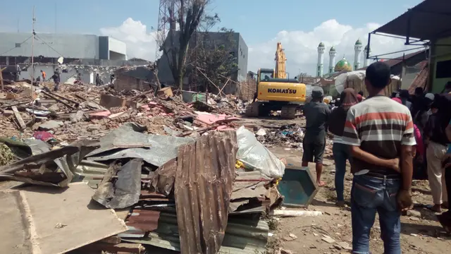 Nampak seorang warga tengah menyaksikan pembongkaran bangunan di lahan sekitar stasiun Garut Gita, dalam proses rekativasi kereta api yang tengah dilakukan pemerintah