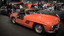 Pengunjung melihat Mercedes Benz 300 SL Gullwingon, yang dipamerkan selama pameran mobil Retromobile di Paris, Prancis (5/2). Pameran ini diselenggarakan dari tanggal 6 sampai 10 Februari 2019. (AFP Photo/Eric Feferberg)