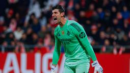 Kiper Real Madrid, Thibaut Courtois, berteriak memberikan arahan kepada rekannya saat menghadapi tuan rumah Girona pada laga lanjutan La Liga 2025/2026 di Montilivi, Senin (1/12/2025) dini hari WIB. (AP Photo/Joan Monfort)