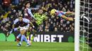 Kiper Aston Villa, Emiliano Martinez berusaha menangkap bola hasil tendangan striker Arsenal, Gabriel Jesus pada laga pekan ke-16 Liga Inggris 2023/2024 di Villa Park, Birmingham, Minggu (10/12/2023) dini hari WIB. (AFP/Justin Tallis)