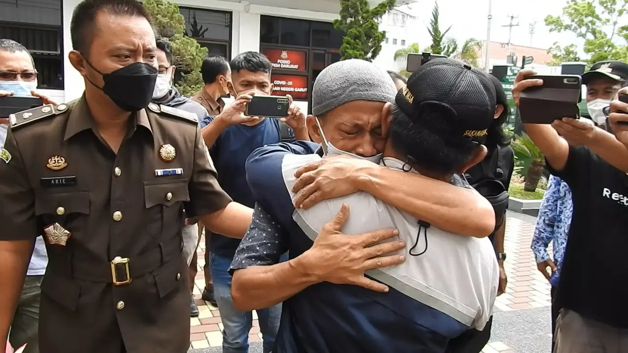 Kejaksaan Negeri (Kejari) Garut, Jawa Barat akhirnya membebaskan Comara, warga miskin yang melakukan pelaku pencurian handphone melalui Restorative Justice (RJ) demi kemanusiaan.