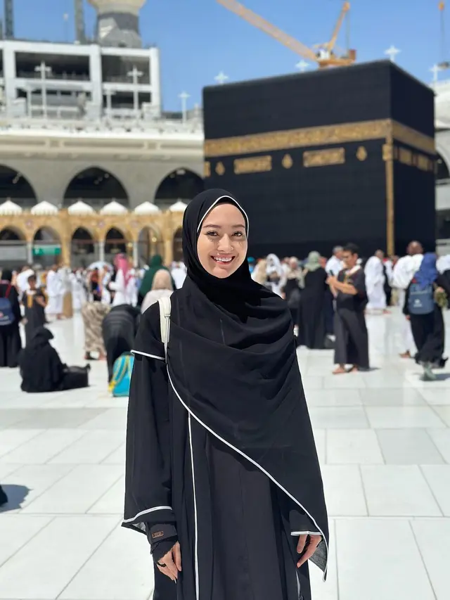 7 Potret Puteri Modiyanti 'Anak' Tommy Soeharto Jalani Umroh, Curi Perhatian
