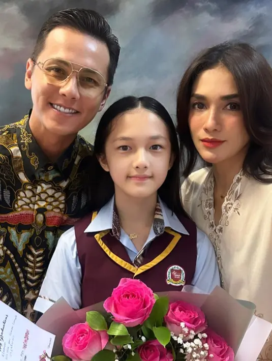 Ussy Sulistiawaty dan Andhika Pratama menghadiri wisuda putrinya Elea yang baru saja tamat SD [@ussypratama]