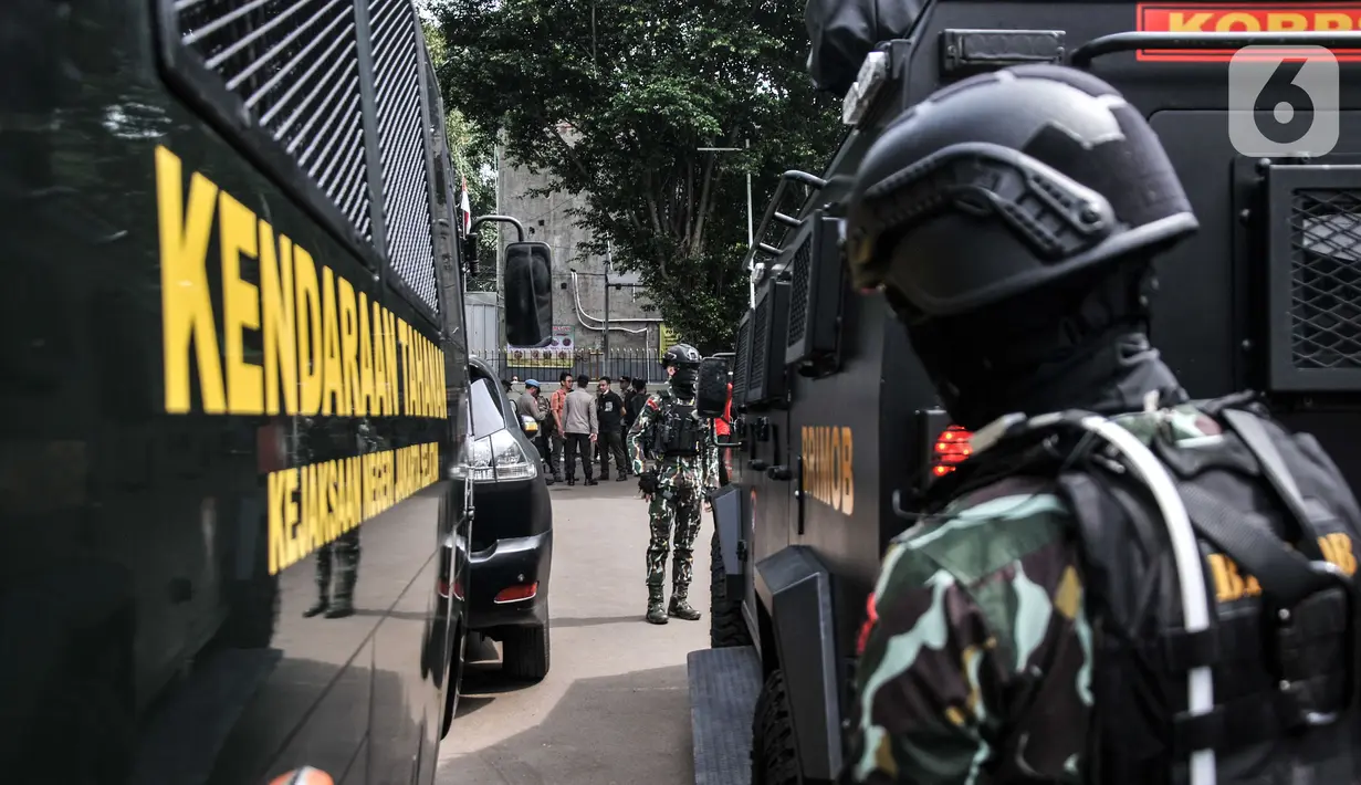 Kendaraan lapis baja dan Pasukan Brimob Polri berjaga saat sidang perdana Ferdy Sambo di Pengadilan Negeri Jakarta Selatan, Senin (17/10/2022). Kepolisian menurunkan personel Brimob untuk menjaga keamanan jalannya sidang perdana Ferdy Sambo terkait kasus pembunuhan Brigadir J.(Merdeka.com/Iqbal S. Nugroho)