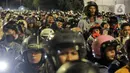 Antrean pemudik yang menggunakan kendaraan roda dua atau motor sebelum memasuki Pelabuhan Ciwandan, Cilegon, Banten, Sabtu (29/3/2025). (Liputan6.com/Herman Zakharia)