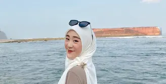 Tampak ia pun mengenakan bros keemasan dan kacamata hitamnya. Dengan makeup fresh mengaplikasikan lipstik merah ombre. [@larissachou]