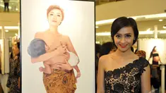Deasy Noviyanti narsis di samping foto dirinya saat hadiri pameran tunggal Jerry Aurum, Senayan City, Jakarta, Rabu (17/9/2014) (Liputan6.com/Panji Diksana)