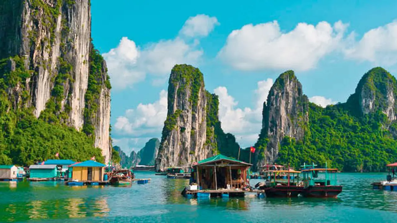 Pesona Gunung Karst di 'Halong Bay Tanpa Turis'