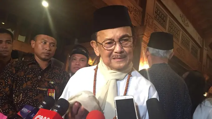 BJ Habibie mengadakan pengajian mengenang wafatnya sang istri Hasri Ainun yang telah menginjak delapan tahun.