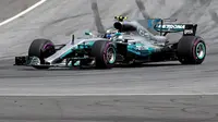 Pebalap Mercedes, Valtteri Bottas, menjuarai balapan F1 GP Austria setelah memenangi pertarungan ketat dengan Sebastian Vettel di Sirkuit Red Bull Ring, Minggu (9/7/2017). (AP/Darko Bandic)