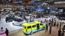 Pengunjung menyaksikan deretan mobil terbaru saat Exclusive Media Day GAIKINDO Indonesia International Auto Show (GIIAS) 2026 di Indonesia Convention Exhibition (ICE) BSD City, Tangerang, Rabu, 29 Juli 2026. (KLY/ Budy Santoso)