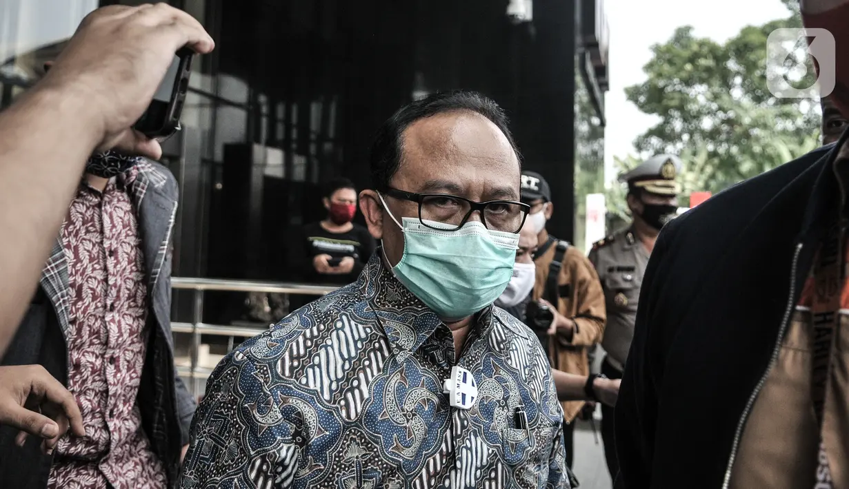 Direktur Utama PT Waskita Beton Precast Jarot Subana (batik biru) setibanya di Gedung KPK, Jakarta, Kamis (23/7/2020). Penyidik KPK menjemput paksa Jarot Subana lantaran dinilai tidak kooperatif selama proses penyidikan kasus korupsi proyek infrastruktur. (merdeka.com/Iqbal Nugroho)