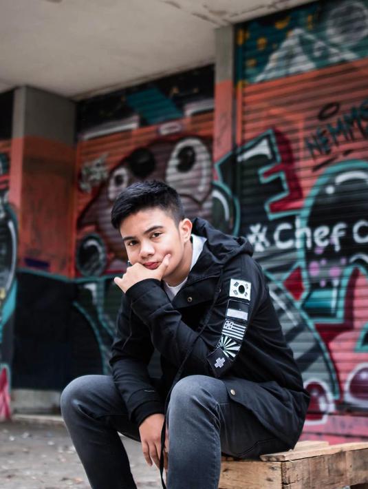 Sejak kecil, Umay Shahab sudah suskes berkarier di dunia tarik suara dan dunia akting. Cowok berwajah imut ini kelhiran 16 Februari 2001. (Foto: instagram.com/umayshahab)