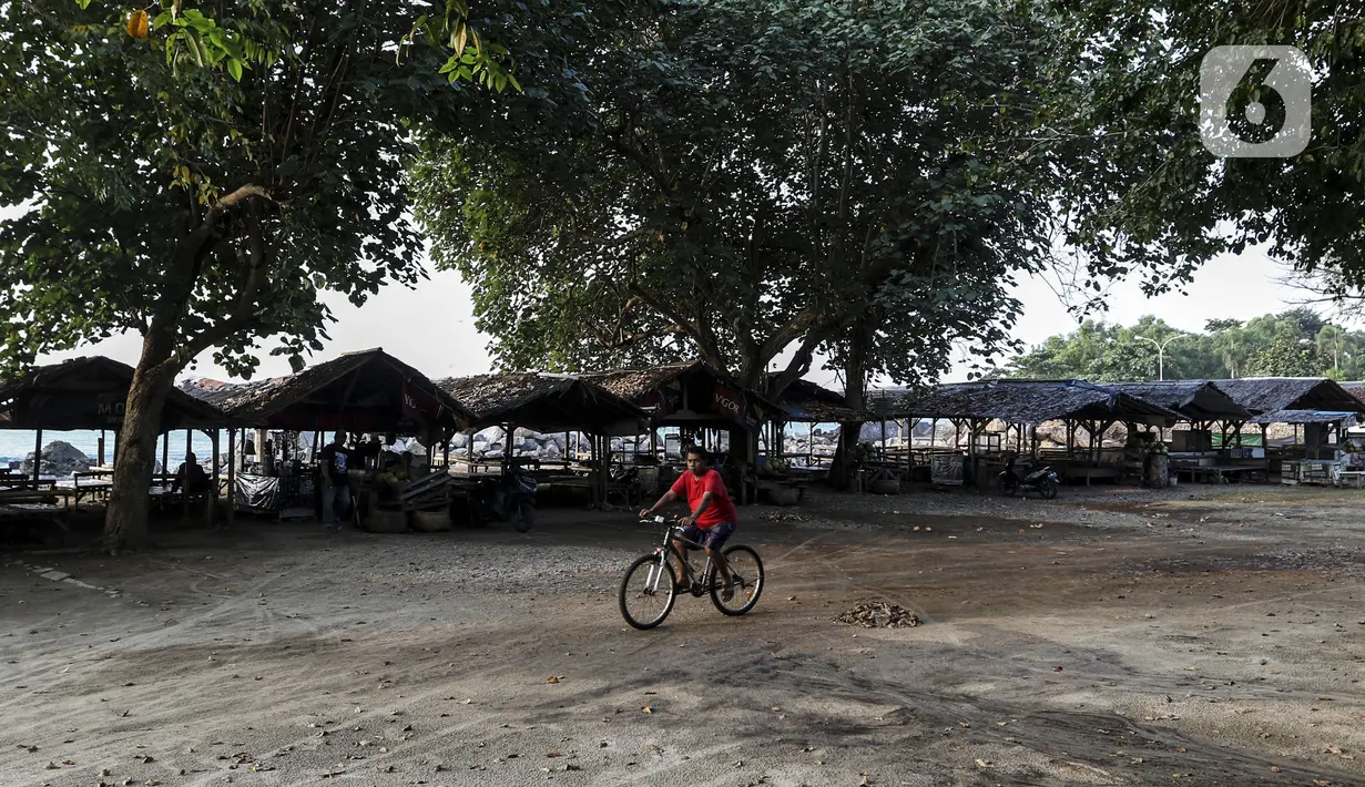 Suasana kawasan Pantai Anyer, Banten, Sabtu (5/9/2020). Pantai Anyer yang menjadi objek wisata favorit warga Jawa Barat serta Jakarta dan sekitarnya kini tampak sepi akibat pandemi COVID-19. (Liputan6.com/Johan Tallo)