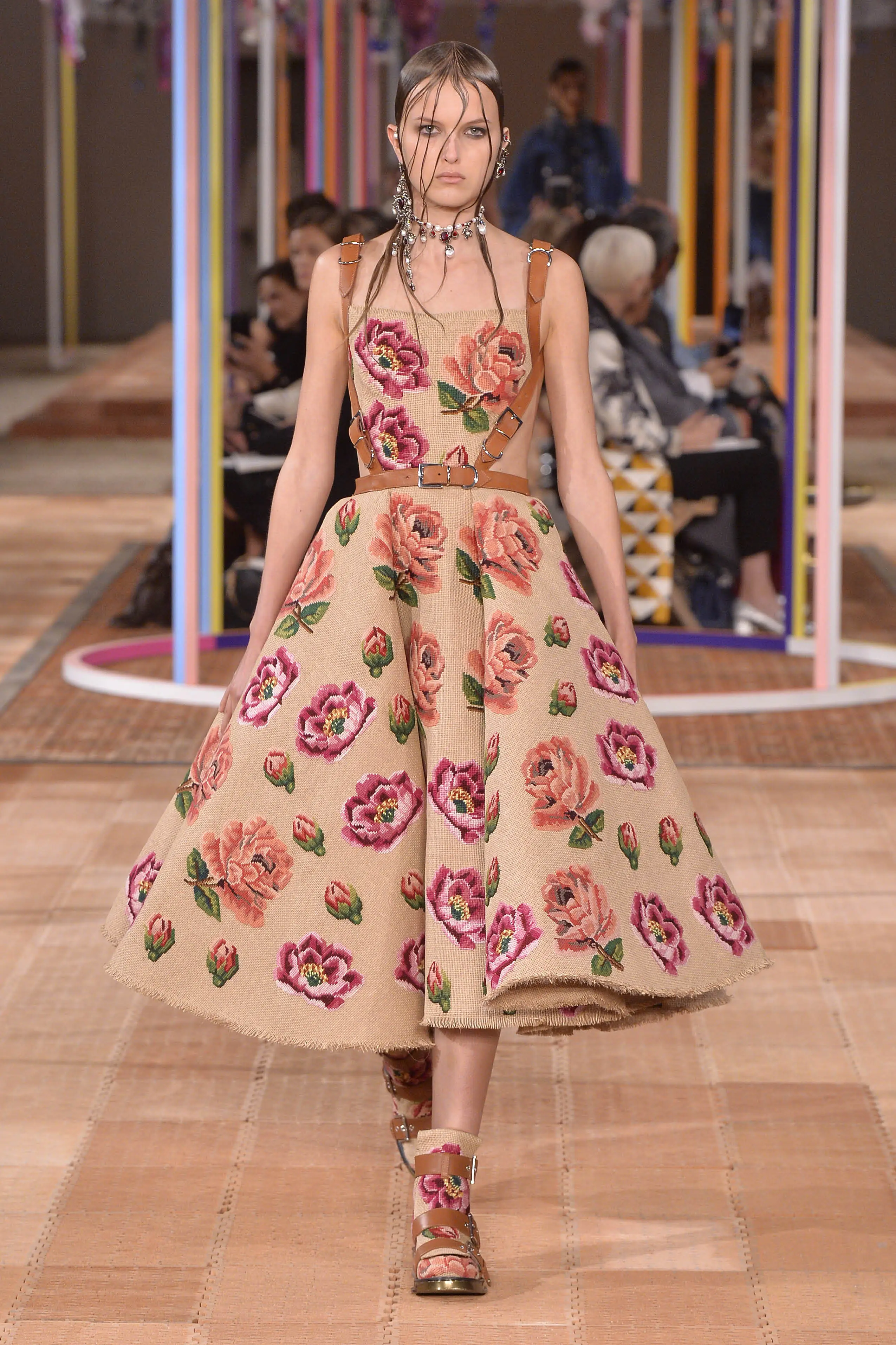Koleksi terbaru Alexander Mcqueen edisi spring summer 2018. (Foto: Doc.  Alexander Mcqueen)