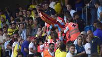 Seorang suporter kolaps diduga mengalami serangan jantung laga Cadiz versus Barcelona di Estadio Nuevo Mirandilla, Sabtu (10/9/2022) malam. (AFP/Cristina Quicler)