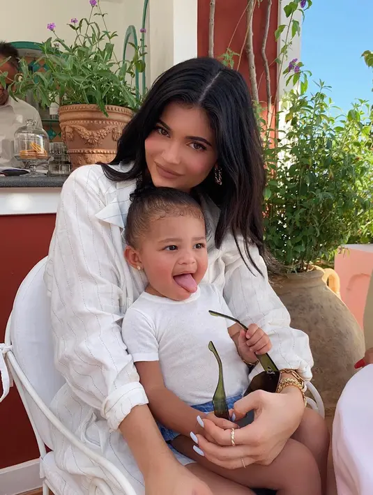 Kompaknya Kylie Jenner dan Stormi Webster memakai baju putih. Melalui akun Instagramnya, Kylie Jenner mengumuman lahirnya Stormi Webber pada tanggal 1 Februari 2018 (Liputan6.com/IG/@kyliejenner).