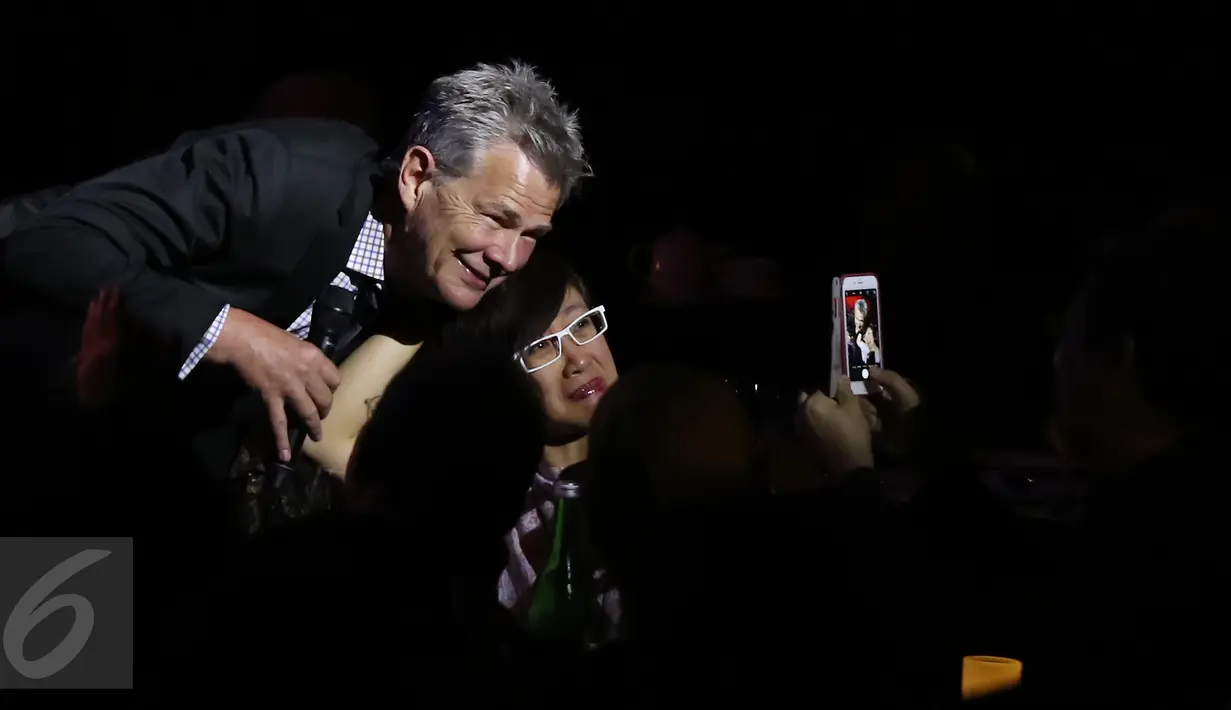 Musisi Internasional David Foster (kiri) berfoto bersama penggemarnya disela konser bertajuk "Up Close and personal" di Motion Blue, Jakarta, Jumat (11/3). (Liputan6.com/Herman Zakharia)