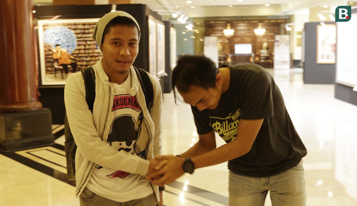 Pemain Indonesia, Evan Dimas, bersalaman dengan fans saat meninggalkan penginapan usai pertandingan terakhir Piala AFF 2018 melawan Filipina di Hotel Sultan, Jakarta, Senin (25/11). Indonesia gagal lolos fase grup Piala AFF. (Bola.com/M Iqbal Ichsan)