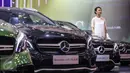 Mobil Mercedez Benz berjejer saat peluncuran tujuh mobil terbaru Mercedes Benz di Gaikindo Indonesia International Auto Show (GIIAS), ICE BSD, Tangsel, Kamis (11/8). (Liputan6.com/Fery Pradolo)