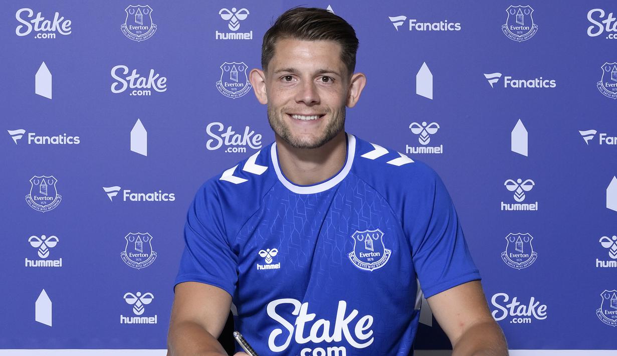 James Tarkowski. Bek tengah Inggris berusia 29 tahun ini telah membela Burnley sejak tengah musim 2015/2016 saat Burnley masih berlaga di Championship. Ia didatangkan dari Brentford dengan nilai transfer 4 juta euro. Setelah Burnley terdegradasi di akhir musim 2021/2022, ia dipastikan akan tetap bermain di Premier League 2022/2023 dengan bergabung bersama Everton dengan status bebas transfer dengan durasi kontrak hingga Juni 2026. Bersama Burnley ia total tampil dalam 219 laga di semua ajang dengan torehan 7 gol dan 5 assist. (evertonfc.com)