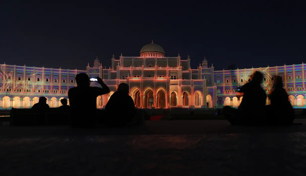 Bangunan ikonik kota Sharjah diterangi lampu warna-warni selama festival cahaya Sharjah di Uni Emirat Arab, 13 Februari 2019. Festival yang diselenggarakan setiap tahun ini sukses menarik ribuan pengunjung dari dalam maupun luar neger.i (KARIM SAHIB/AFP)