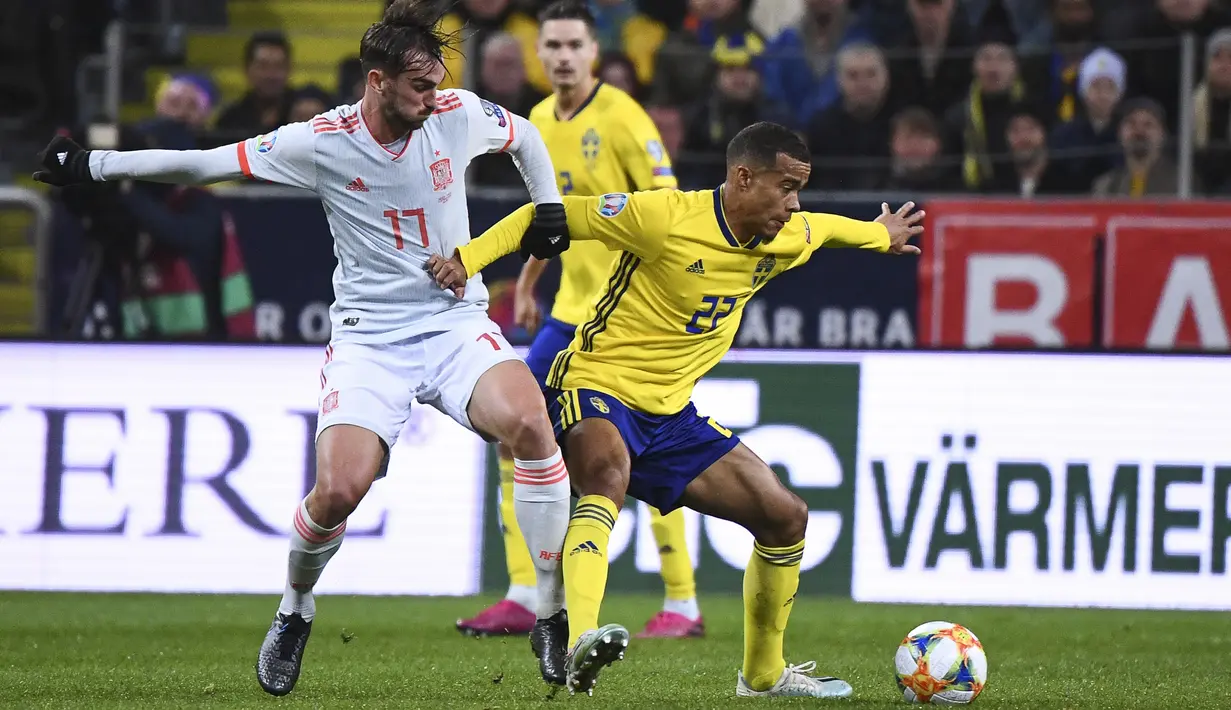 Penyerang Swedia Robin Quaison berusaha mengontrol bola dari kawalan pemain Spanyol Fabian Ruiz pada pertandingan Grup F Piala Eropa 2020 di Friends Arena, Stockholm (15/10/2019). Spanyol bermain imbang 1-1 dan memastikan diri lolos ke putaran final Piala Eropa 2020. (AFP Photo/Jonathan Nackstrand)