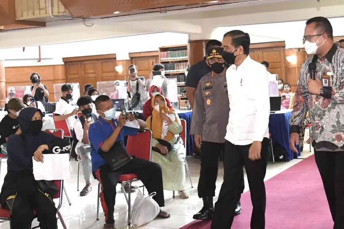 Presiden Jokowi meninjau Vaksinasi Merdeka.