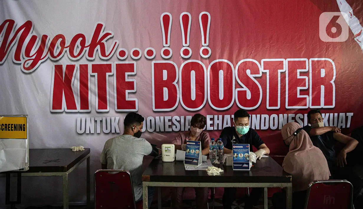 Pedagang menjalani vaksinasi booster COVID-19 di Pasar Tanah Abang Blok A, Jakarta, Senin (4/4/2022). Vaksinasi yang diselenggarakan Polri ini diikuti warga sekitar dan pedagang Pasar Tanah Abang yang berencana mudik Lebaran. (Liputan6.com/Faizal Fanani)