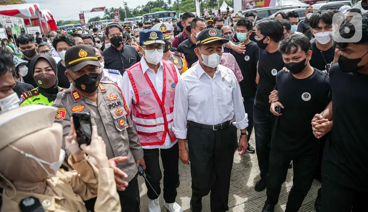 <p>Menko PMK Muhadjir Effendy (kanan) dan Menteri Perhubungan Budi Karya Sumadi (kiri) saat melepas Mudik Aman Mudik Sehat di Terminal Jatijajar, Depok, Jawa Barat, Kamis (28/4/2022). Enesis Group membuka posko mudik dan arus balik di beberapa titik di Pulau Jawa sejak 25 April hingga 8 Mei 2022 untuk memberikan kenyamanan dan keamanan bagi masyarakat. (Liputan6.com/Faizal Fanani)</p>