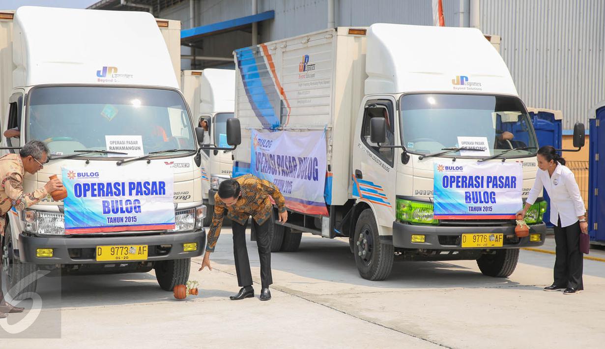Presiden Jokowi didampingi Menteri BUMN Rini Soemarno dan Dirut Bulog Jarot Kusumayakti melepas keberangkatan 60 truk yang mengangkut 480 ton beras dengan memecahkan kendi di Gudang Bulog, Jakarta, Jumat (2/10). (Liputan6.com/Faizal Fanani)