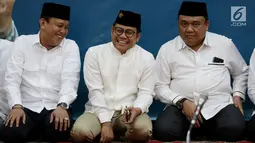 Ketua Umum PKB Muhaimin Iskandar (tengah) tertawa saat menghadiri acara Parlemen Mengaji di Masjid Baiturrahman, Kompleks Parlemen Senayan, Jakarta, Selasa (29/5). Kegiatan ini diisi dengan santunan kepada anak yatim piatu. (Liputan6.com/Johan Tallo)