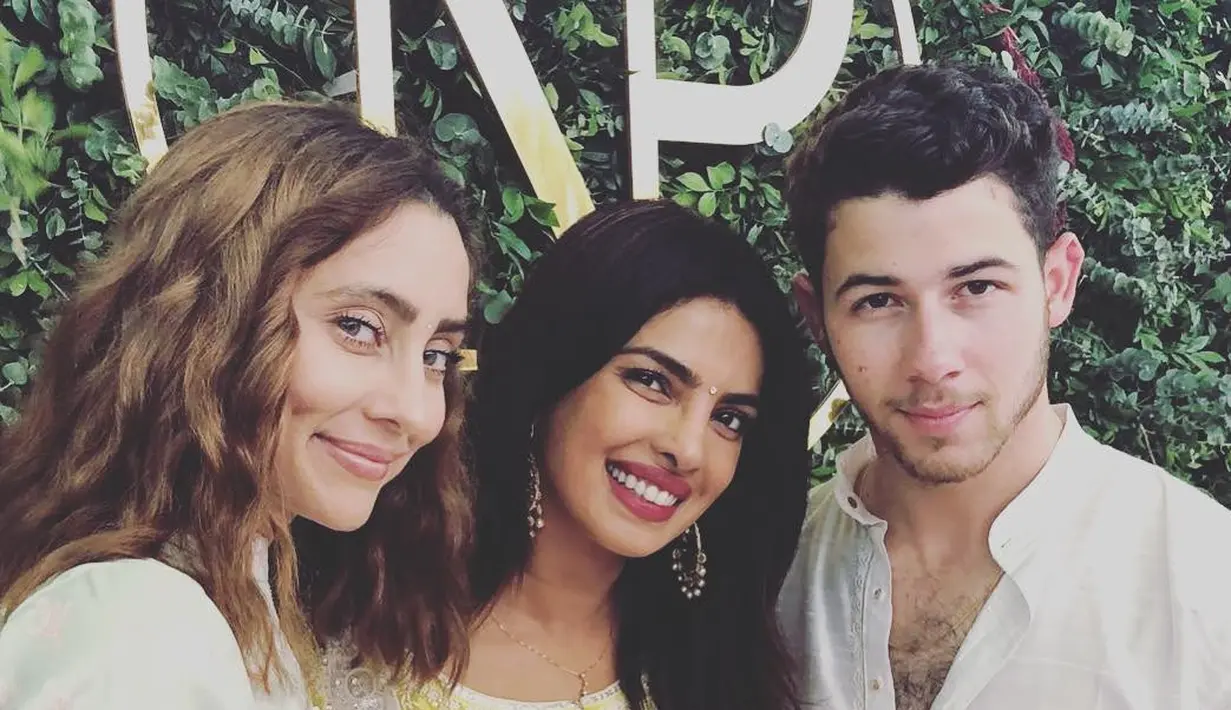 Lebih dari 200 undnagan yang hadir dalam acara pertunangan tersebut termasuk tamu dari Amerika. (instagram/vjanusha)