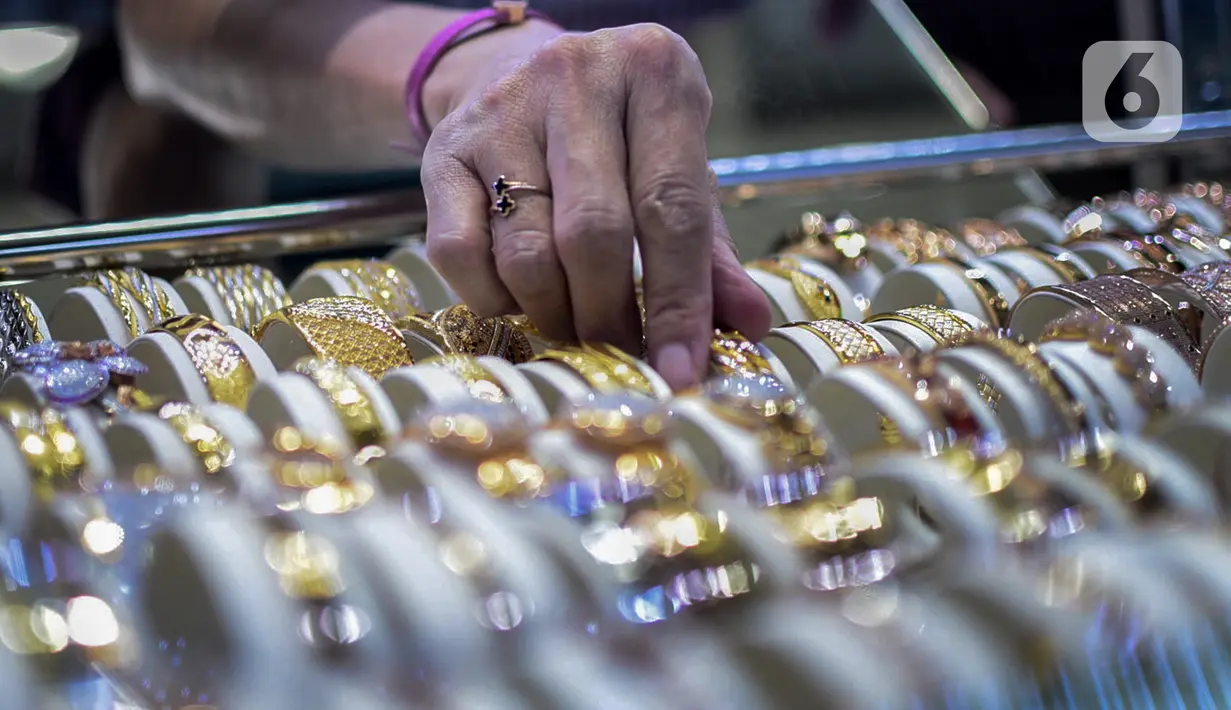 Pekerja mengambil emas di Cikini Gold Center, Jakarta, Selasa (28/7/2020). Harga emas batangan PT Aneka Tambang (Antam) pada 28 Juli 2020 menembus Rp1 juta/gram yang merupakan posisi tertinggi sepanjang masa emas Antam diperjualbelikan. (Liputan6.com/Johan Tallo)
