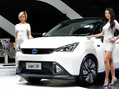 Dua Model berpose disamping mobil listrik GAC Motors GE3 di North American International Auto Show 2017 di Detroit, Michigan, AS (9/1). Pameran otomotif terbesar ini diadakan di kawasan Amerika Utara. (AP Photo/Paul Sancya)