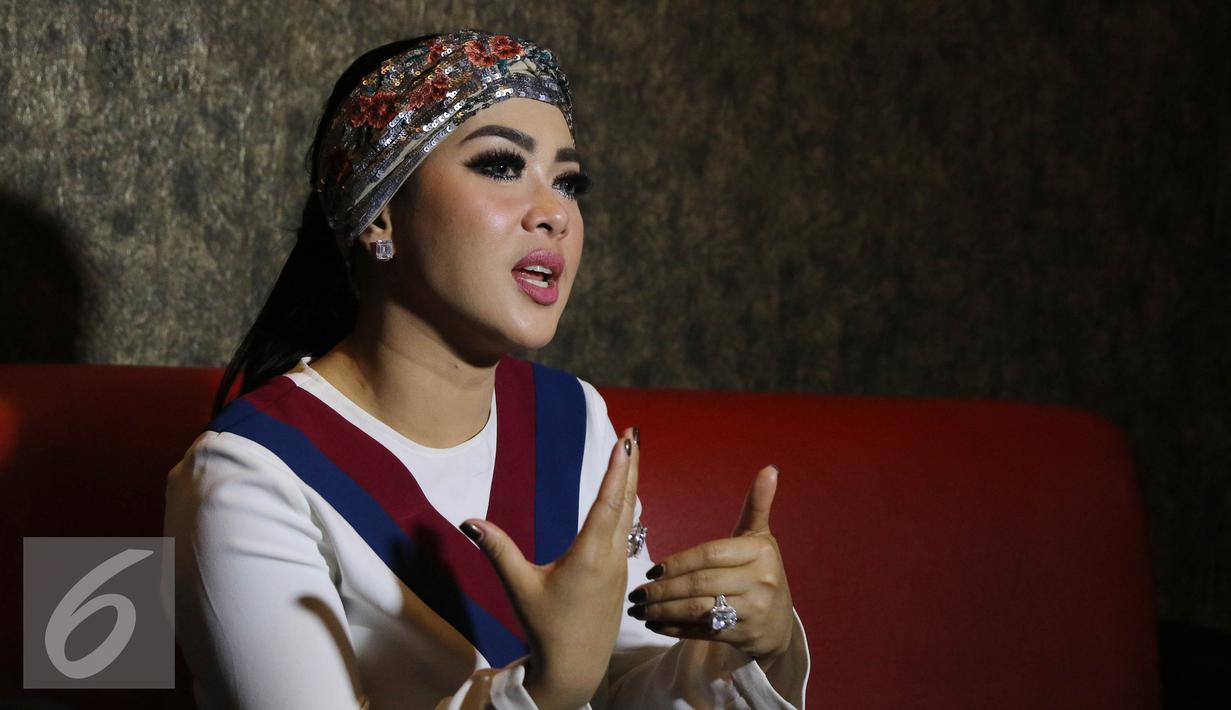 Penyanyi Syahrini menjawab pertanyaan wartawan usai latihan nyanyi buat HUT SCTV di Jakarta, Jumat (19/8). HUT SCTV yang ke-26 akan diadakan di istora senayan secara Live pada pukul 18.45 Wib. (Liputan6.com/Herman Zakharia)