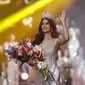 Harnaaz Sandhu dari India melambai setelah dinobatkan sebagai Miss Universe 2021 selama kontes Miss Universe ke-70 di Eilat, Israel, Senin (13/12/2021). Perempuan berusia 21 tahun ini sukses mengungguli dua kontestan Nadia Ferreira (Paraguay) dan Lalela Mswane (Afrika Selatan). (AP Photo/Ariel Schal