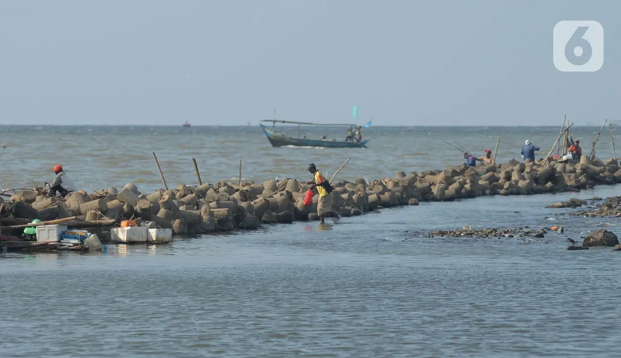 Warga mancing di tepi pantai pelabuhan kali Adem Muara Angke, Jakarta, Sabtu (18/4/2021). Bulan Ramadhan pada kesempatan ini walau di tengah masa pandemi Covid-19 warga yang memancing ikan sambil menunggu waktu berbuka puasa. (merdeka.com/Imam Buhori)