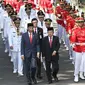 Presiden Joko Widodo atau Jokowi bersama Wakil Presiden Jusuf Kalla (JK) mengarak sembilan gubernur dan wakil gubernur hasil Pilkada 2018 untuk dilantik di Istana Negara, Jakarta, Rabu (5/9). (Liputan6.com/HO/Wan)