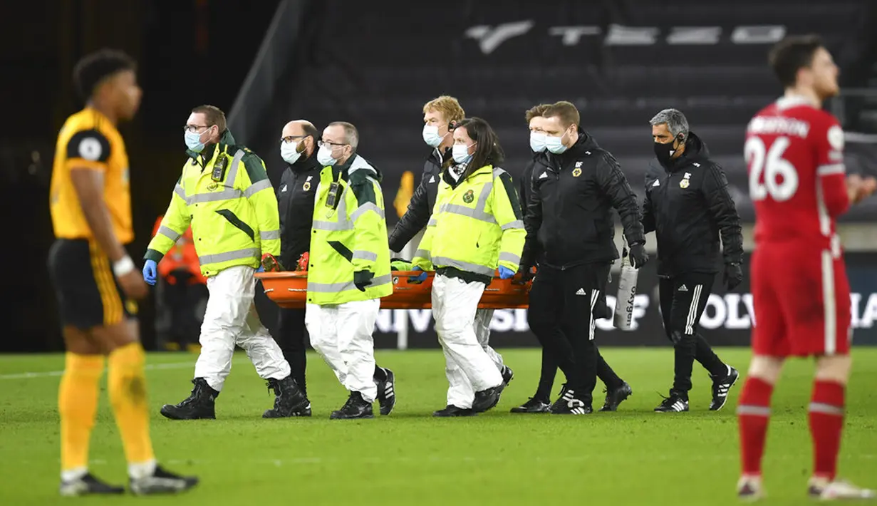 Staf medis membawa penjaga gawang Wolverhampton Wanderers Rui Patricio dari lapangan saat melawan Liverpool pada pertandingan Liga Inggris di Stadion Molineux, Wolverhampton, Inggris, Senin (15/3/2021). Liverpool menang 1-0. (AP Photo/Paul Ellis,Pool)